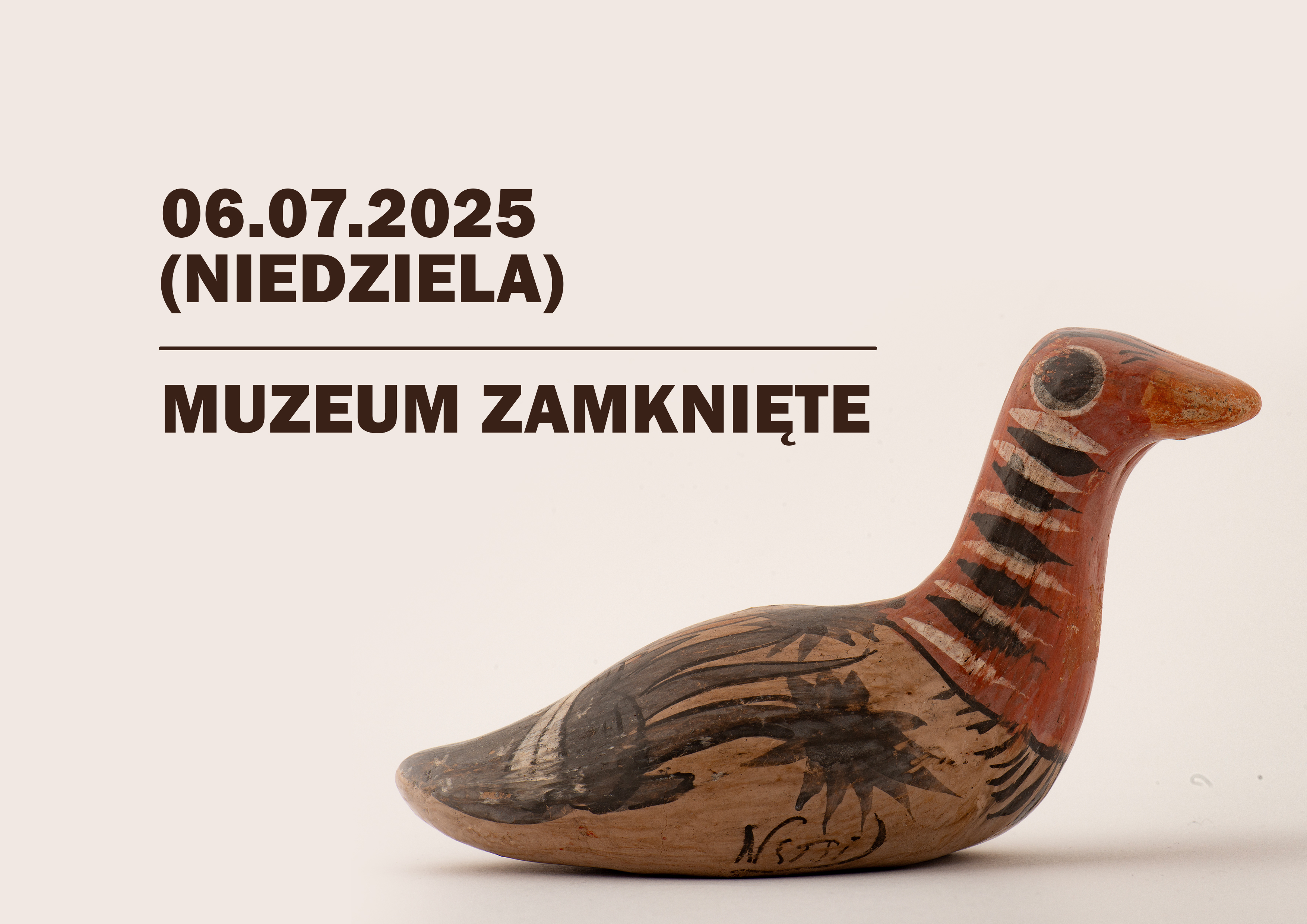 zdjęcie przedstawiające drewnianą figurkę ptaka, po lewej napis Muzeum zamknięte 