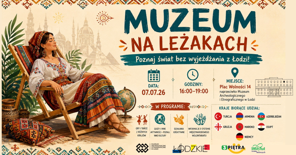 Poziomy plakat promujący wydarzenie „Muzeum na leżakach – Poznaj świat bez wyjeżdżania z Łodzi!”. Po lewej stronie znajduje się kobieta siedząca na drewnianym leżaku, ubrana w kolorowy strój inspirowany tradycyjną kulturą ludową. W tle widoczne są motywy etnograficzne, roślinne ornamenty oraz zarysy charakterystycznych budowli z różnych regionów świata. Po prawej stronie umieszczono informacje o wydarzeniu: data 7 lipca 2026 r., godziny 16:00–19:00 oraz miejsce – Plac Wolności 14, naprzeciwko Muzeum Archeologicznego i Etnograficznego w Łodzi. Program obejmuje gry i tańce z różnych krajów, quizy i aktywności związane z poznawaniem innych kultur, działania kreatywne oraz informacje o międzynarodowym wolontariacie. Na dole znajdują się logotypy organizatorów i partnerów wydarzenia.