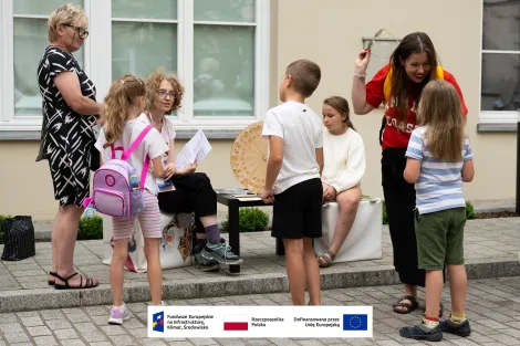 Grupa roześmianych osób podczas quizu etnograficznego