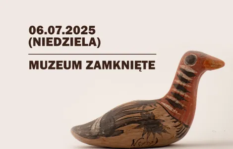 zdjęcie przedstawiające drewnianą figurkę ptaka, po lewej napis Muzeum zamknięte 