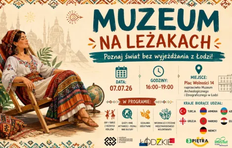 Poziomy plakat promujący wydarzenie „Muzeum na leżakach – Poznaj świat bez wyjeżdżania z Łodzi!”. Po lewej stronie znajduje się kobieta siedząca na drewnianym leżaku, ubrana w kolorowy strój inspirowany tradycyjną kulturą ludową. W tle widoczne są motywy etnograficzne, roślinne ornamenty oraz zarysy charakterystycznych budowli z różnych regionów świata. Po prawej stronie umieszczono informacje o wydarzeniu: data 7 lipca 2026 r., godziny 16:00–19:00 oraz miejsce – Plac Wolności 14, naprzeciwko Muzeum 