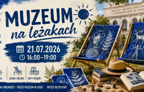Pozioma grafika promująca wydarzenie „Muzeum na leżakach”. Na tle budynku Muzeum Archeologicznego i Etnograficznego w Łodzi stoją dwa niebieskie leżaki ozdobione motywami inspirowanymi archeologią i cyjanotypią – widoczne są rysunki naczyń, amonita, paproci oraz postaci przypominających malowidła naskalne. Wokół leżaków znajdują się książki, planszówki, słomkowy kapelusz oraz przykłady niebieskich odbitek wykonanych techniką cyjanotypii. Po lewej stronie umieszczono tytuł wydarzenia „Muzeum na leżakach”, da