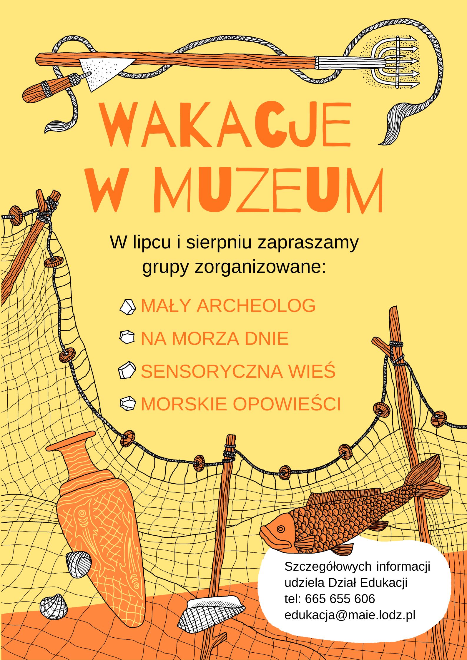 Plakat promujący wakacyjne zajęcia w muzeum dla grup zorganizowanych. Na jasnym, piaskowym tle widnieje duży pomarańczowy napis „Wakacje w muzeum”. Poniżej znajduje się lista warsztatów: „Mały archeolog”, „Na morza dnie”, „Sensoryczna wieś” i „Morskie opowieści”. Ilustracje utrzymane są w morskim klimacie — po bokach widać sieci rybackie, drewniane elementy, pomarańczową rybę, gliniany dzban, muszle oraz trójząb. W prawym dolnym rogu umieszczono dane kontaktowe do Działu Edukacji muzeum.