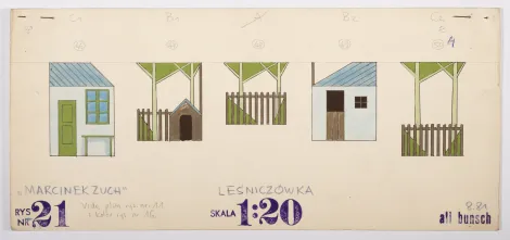 Leśniczówka – Projekt pięciu fragmentów dekoracji przedstawiających elementy zabudowy domowego obejścia. Na projekcie od lewej znajdują się: fragment błękitnego domu z zielonymi drzwiami, oknem i ławką; dwa zielone drzewa, brązowy płot i buda; dwa zielone drzewa i brązowy płot; fragment błękitnego budynku z brązowymi niskimi drzwiami i małym oknem; dwa zielone drzewa i brązowy płot