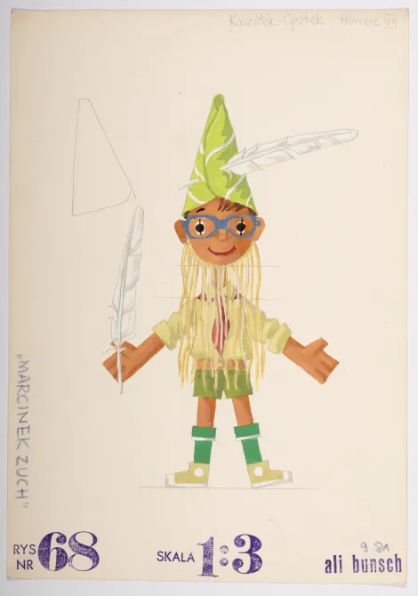 Koszałek-Opałek – Harcerz VII – Projekt uśmiechniętego chłopca w harcerskim stroju, niebieskich okularach, z długą brodą z beżowych sznurków, w stożkowatej czapce z zielonego liścia spiętego gęsim piórem i takim samym piórem w prawej dłoni.