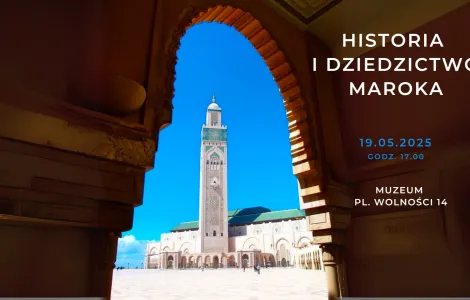 Plakat promujący wydarzenie "Historia i dziedzictwo Maroka", które odbędzie się 17 kwietnia 2025 roku o godzinie 17:00 w Muzeum, Plac Wolności 14. W tle widać imponującą architekturę meczetu Hasana II w Casablance, sfotografowaną przez łukowate przejście ozdobione orientalnymi zdobieniami. Intensywnie błękitne niebo kontrastuje z jasnymi ścianami budowli. Po prawej stronie na ciemnym tle znajduje się biały i niebieski tekst z informacjami o wydarzeniu.