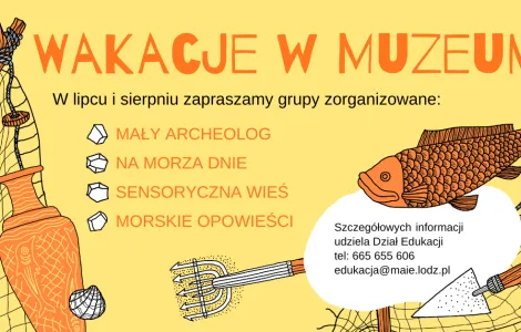 Plakat promujący wakacyjne zajęcia w muzeum dla grup zorganizowanych. Na jasnym, piaskowym tle widnieje duży pomarańczowy napis „Wakacje w muzeum”. Poniżej znajduje się lista warsztatów: „Mały archeolog”, „Na morza dnie”, „Sensoryczna wieś” i „Morskie opowieści”. Ilustracje utrzymane są w morskim klimacie — po bokach widać sieci rybackie, drewniane elementy, pomarańczową rybę, gliniany dzban, muszle oraz trójząb. W prawym dolnym rogu umieszczono dane kontaktowe do Działu Edukacji muzeum.