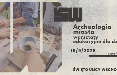Grafika dekoracyjna. po lewej stronie zdjęcia z warsztatów, w pudełkach dzieci przesypują piasek. Po prawo informacje o wydarzeniu. 
