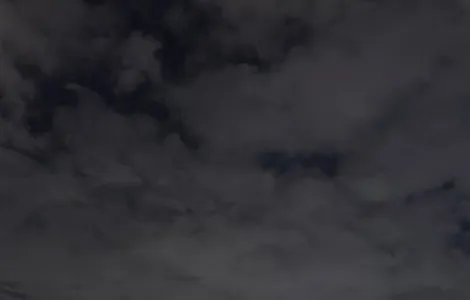 Nocne ujęcie na Łuk Triumfalny na placu Carrousel oświetlonego ciepłym światłem. Na pierwszym planie szeroki, pusty plac z ławkami, w tle kilka spacerujących osób. Nad całością rozciąga się zachmurzone, ciemne niebo. Na dole obrazu znajduje się pasek z logotypami Funduszy Europejskich, Rzeczypospolitej Polskiej i Unii Europejskiej.